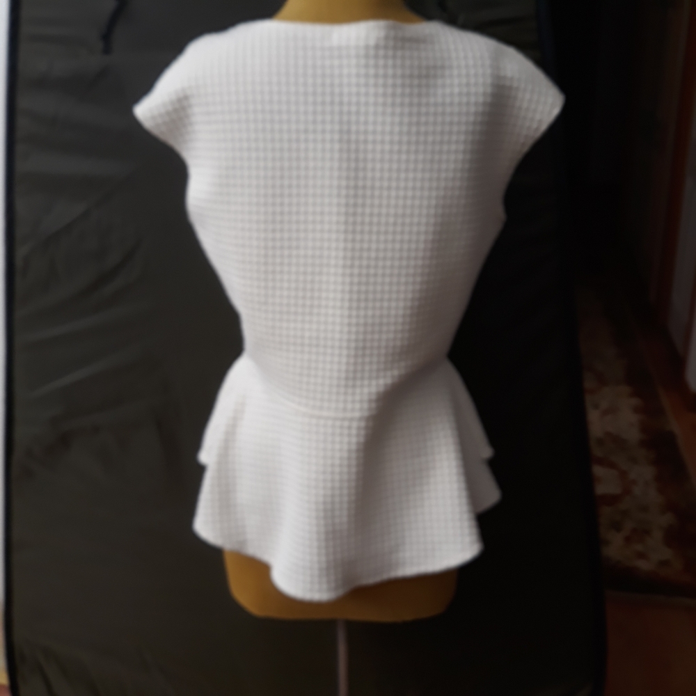 White top - Picture 2 of 2